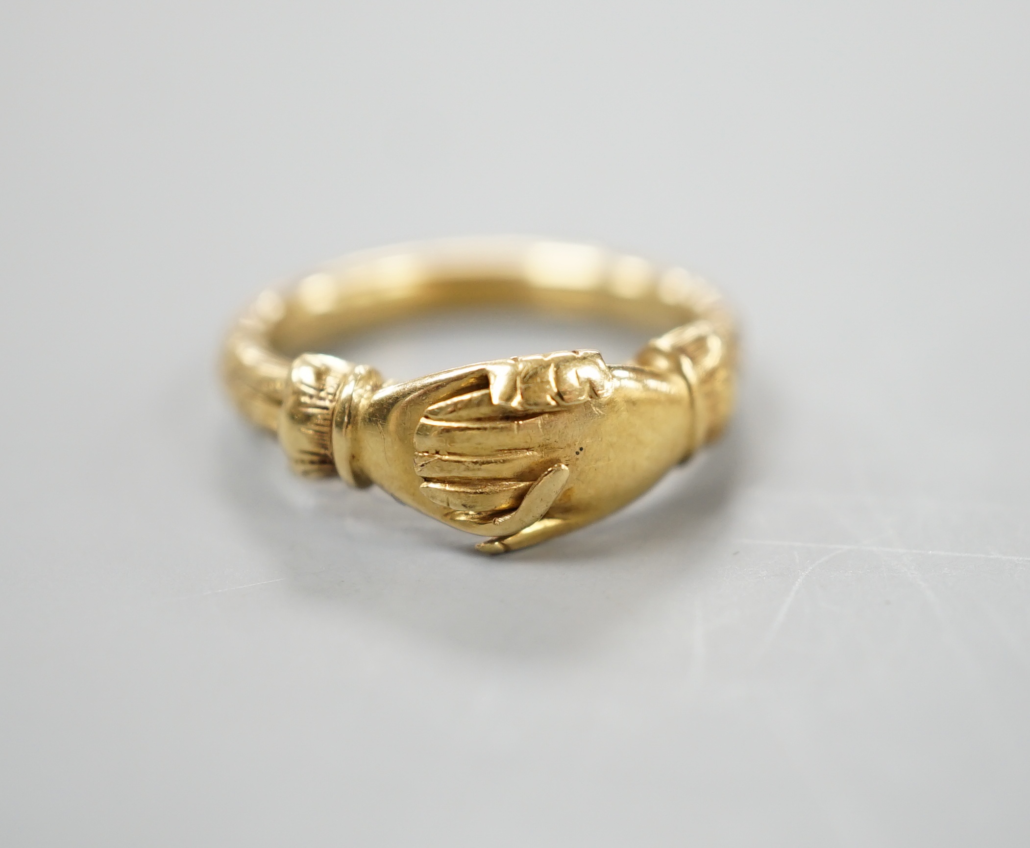 An engraved yellow metal fede ring, size H/I, 4.6 grams.